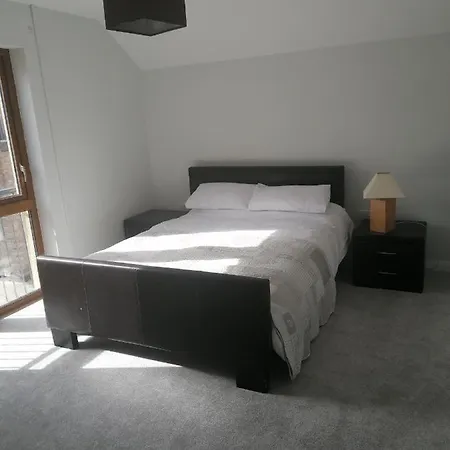4 Court Apartment *